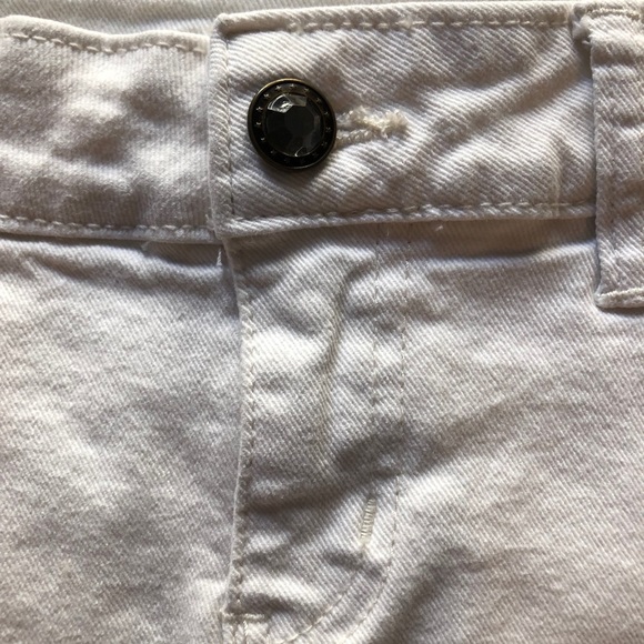 Cache White Jean Shorts with Embroidery - Picture 10 of 13
